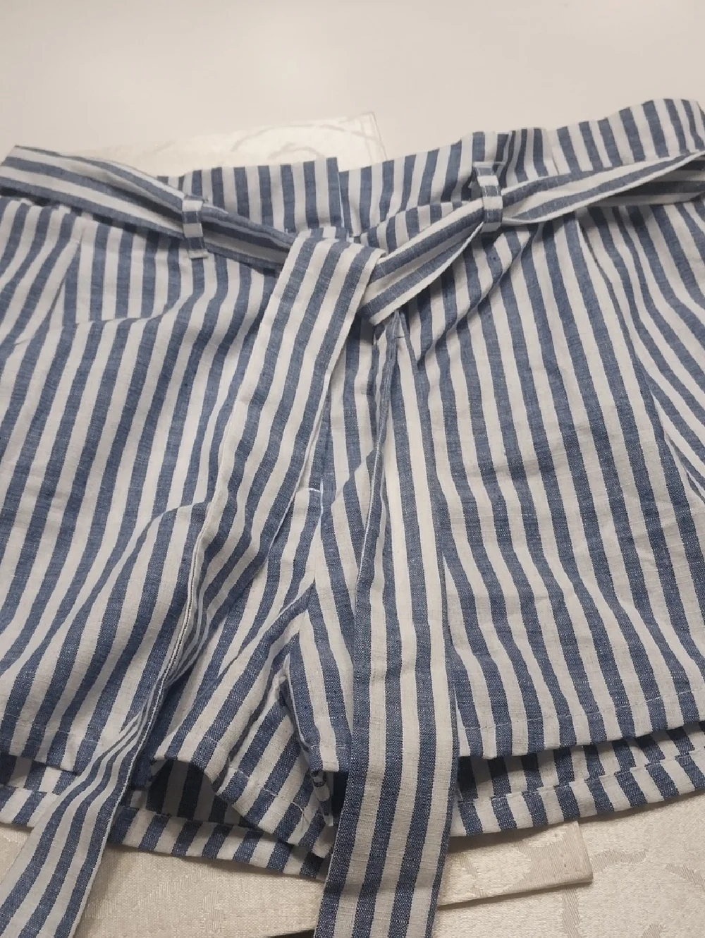 Love Tree NWT High-Waisted Paperbag Tie-Belt Shorts Size Large Blue White Stripe